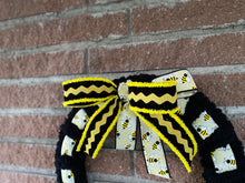 Load image into Gallery viewer, Bee Ribbon Wreath

