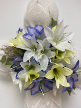 Load image into Gallery viewer, Cross-White Poly Burlap with florals
