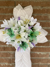 Load image into Gallery viewer, Cross-White Poly Burlap with florals
